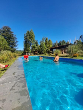 Casa con Piscina y Cama elástica